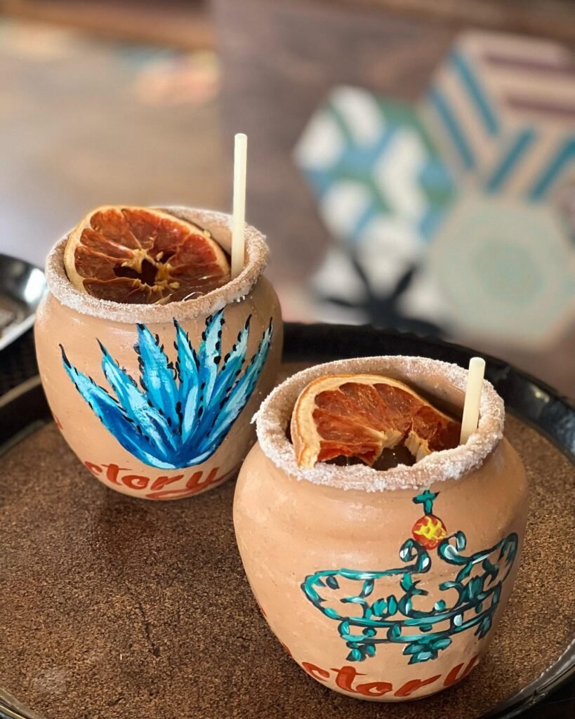 bebidas típicas de Jalisco servidas en cantaritos de barro con tequila