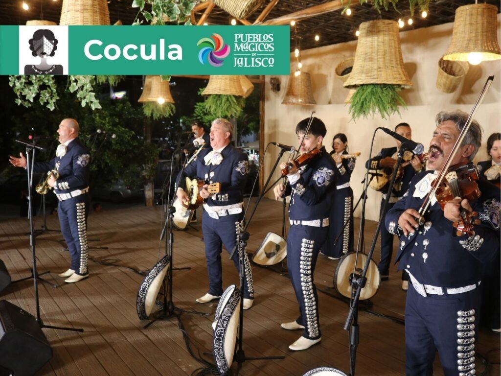 Encuentro Internacional del Mariachi y la Charrería 2026: Sedes 1 Mariachi tradicional en traje de charro azul marino cantando durante el festival folclórico en el Pueblo Mágico de Cocula, Jalisco.