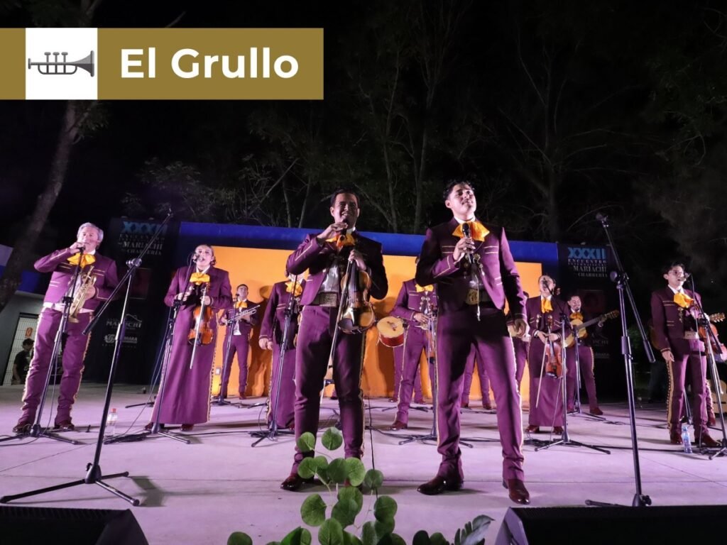 Encuentro Internacional del Mariachi y la Charrería 2026: Sedes 12 Agrupación de mariachi con traje de charro color vino cantando en el escenario al aire libre en el municipio de El Grullo en Jalisco.