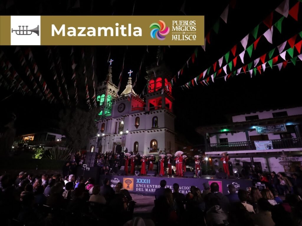 Encuentro Internacional del Mariachi y la Charrería 2026: Sedes 13 Concierto de gala de mariachi en la plaza principal frente a la parroquia iluminada con luces patrias en el Pueblo Mágico de Mazamitla.