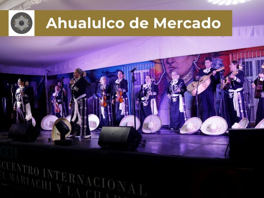 Encuentro Internacional del Mariachi y la Charrería 2026: Sedes 14 Ensamble de mariachi femenil en trajes de gala negros con bordados de plata cantando en el escenario de Ahualulco de Mercado, Jalisco.