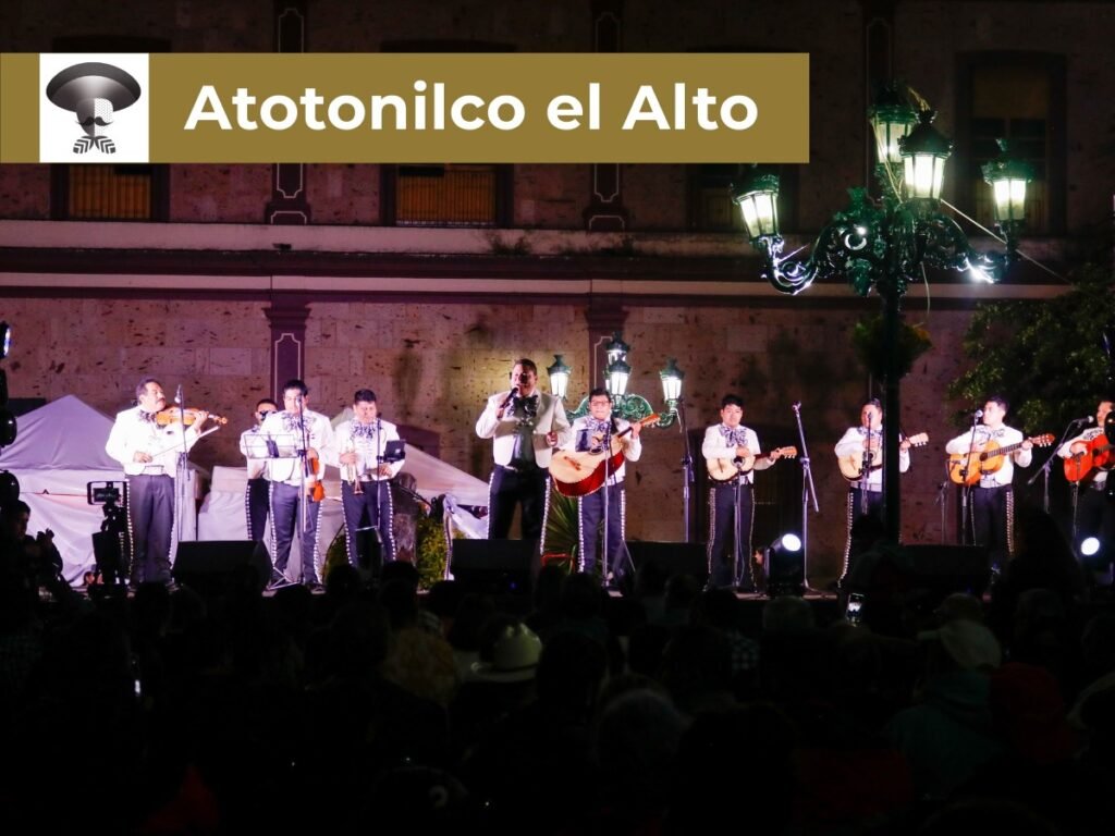 Encuentro Internacional del Mariachi y la Charrería 2026: Sedes 16 Mariachi de gala con chaquetillas blancas actuando en la plaza colonial de Atotonilco el Alto en la región de los Altos de Jalisco.