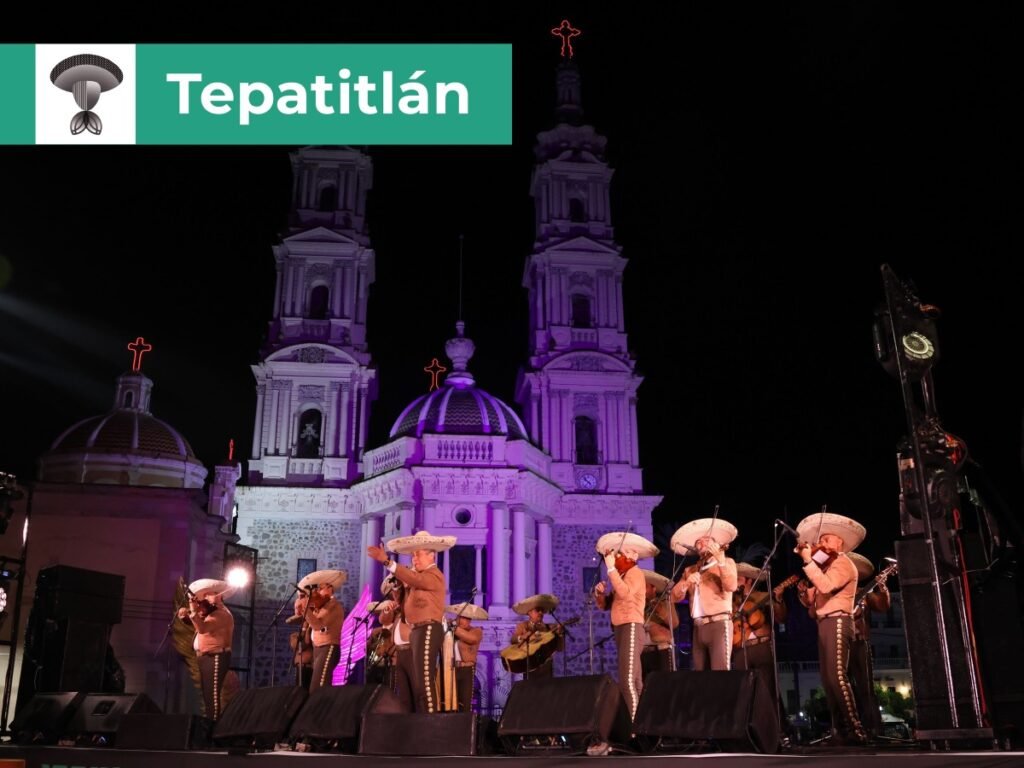 Encuentro Internacional del Mariachi y la Charrería 2026: Sedes 17 Mariachi en trajes de charro café claro tocando frente a las torres gemelas iluminadas de la Parroquia de San Francisco en Tepatitlán.
