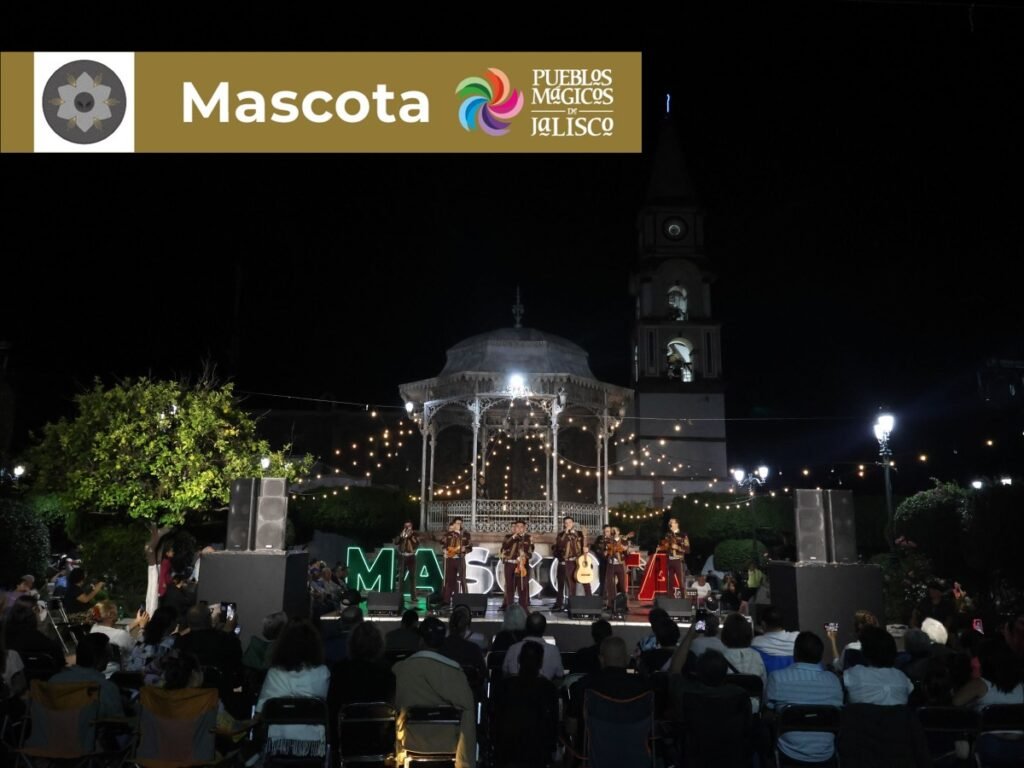 Encuentro Internacional del Mariachi y la Charrería 2026: Sedes 3 Presentación de mariachi frente al quiosco iluminado y la parroquia en la plaza central de Mascota en la Sierra Occidental de Jalisco.