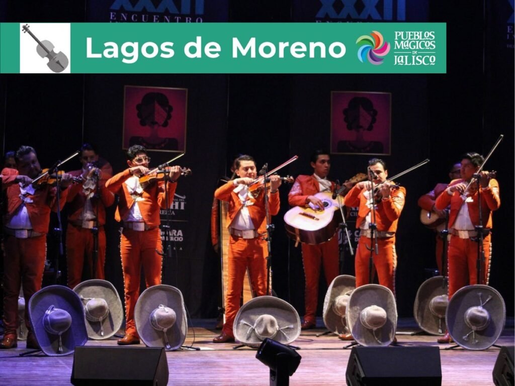 Encuentro Internacional del Mariachi y la Charrería 2026: Sedes 4 Mariachi en gala con trajes color terracota tocando violines en el escenario cultural del Pueblo Mágico de Lagos de Moreno, Jalisco.