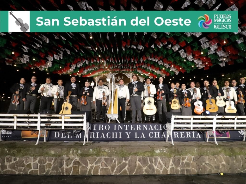 Encuentro Internacional del Mariachi y la Charrería 2026: Sedes 7 Mariachi posando en la plaza colonial de San Sebastián del Oeste bajo papel picado tricolor en la Sierra Madre cerca de Puerto Vallarta.