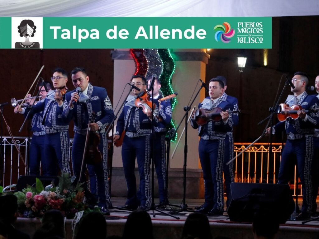 Encuentro Internacional del Mariachi y la Charrería 2026: Sedes 9 Mariachi de gala en trajes azul marino con bordados de plata cantando en el quiosco del Pueblo Mágico de Talpa de Allende, Jalisco.