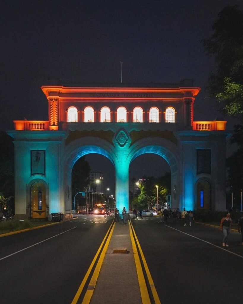 Turismo MICE en Guadalajara: Auge 2026 3 Los históricos Arcos de Guadalajara iluminados de noche, un monumento representativo de la capital de Jalisco.