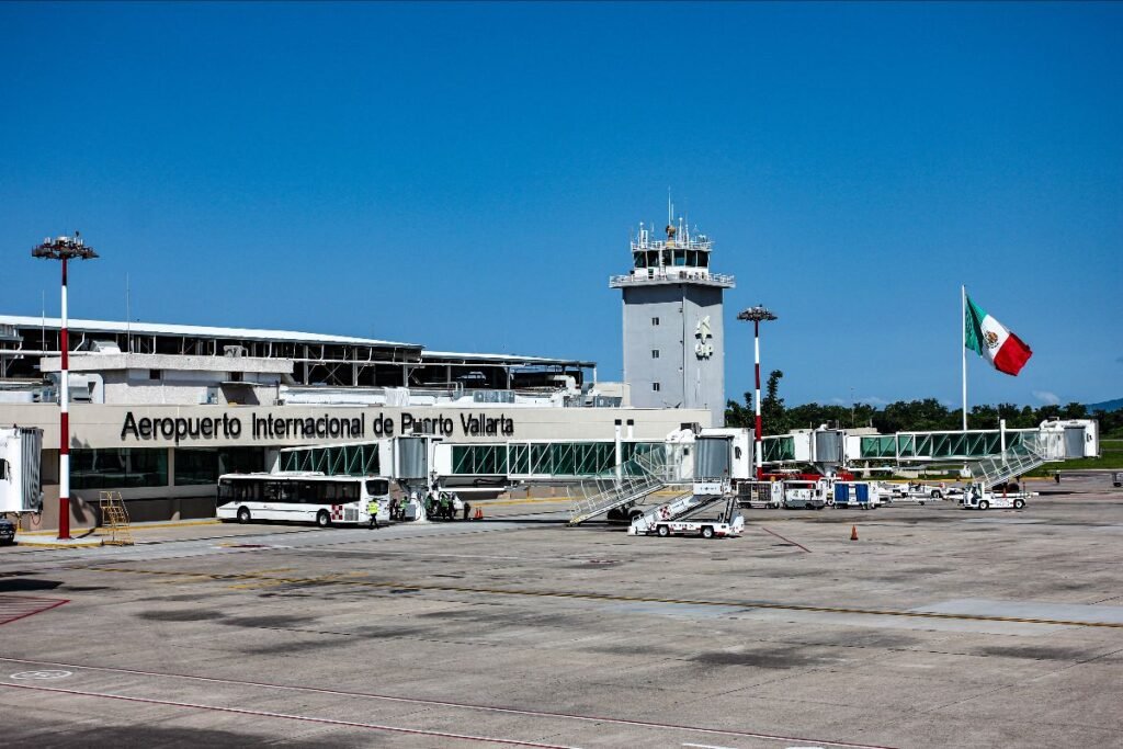 Vuelos a Puerto Vallarta: WestJet Anuncia Histórico Aumento 3 Vista panorámica de la plataforma y torre de control listas para recibir el incremento de vuelos a Puerto Vallarta este invierno.