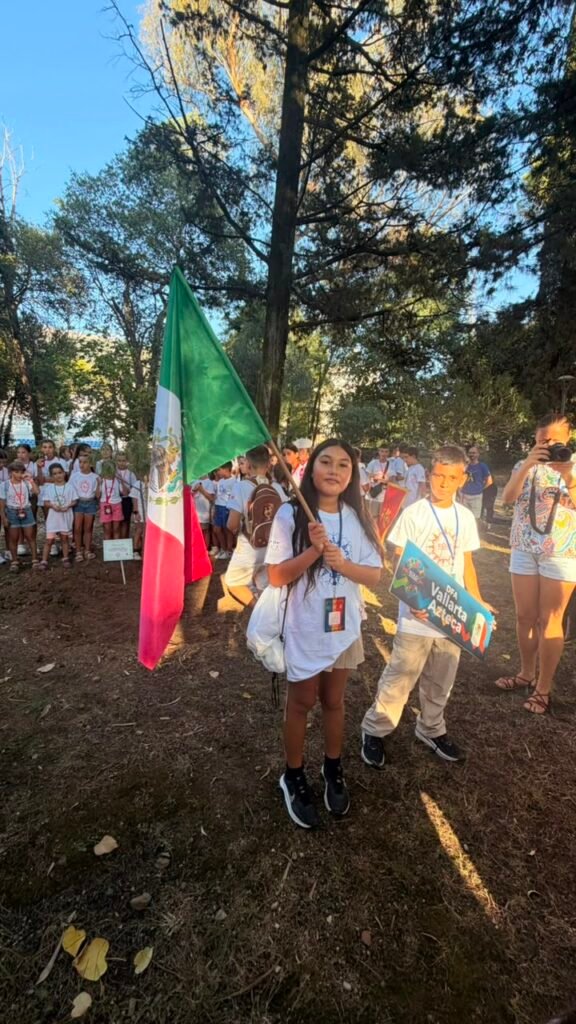 Vallarta Azteca Infantil Conquista Europa con Orgullo 6 Ninos de Puerto Vallarta sostienen la bandera de Mexico y el letrero de Vallarta Azteca durante su gira europea.