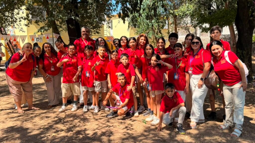 Vallarta Azteca Infantil Conquista Europa con Orgullo 7 Integrantes y familias de la Academia Vallarta Azteca posan en Montenegro con playera roja oficial de la gira internacional.