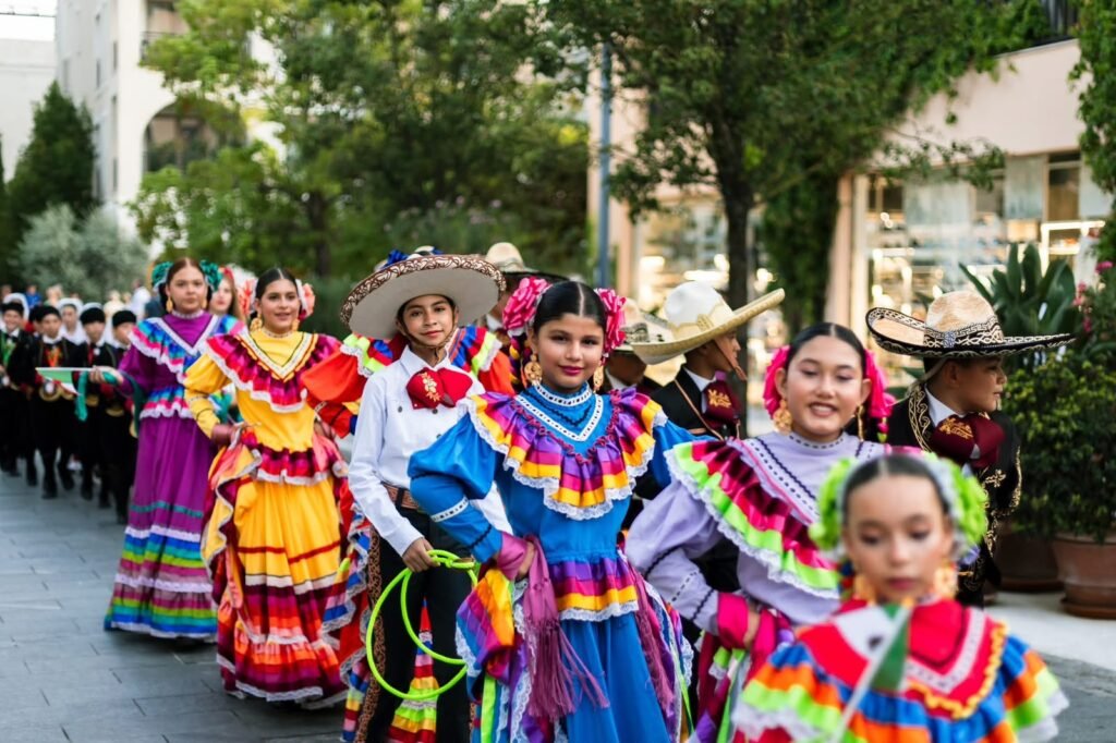 Vallarta Azteca Infantil Conquista Europa con Orgullo 2 Niños bailarines de danza folclorica en Puerto Vallarta desfilan con trajes tipicos de Jalisco por el paseo maritimo de Montenegro.