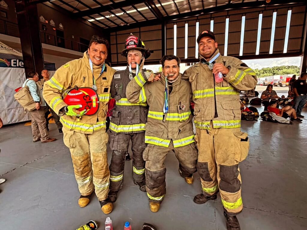 Bomberos Puerto Vallarta Triunfan en Copa Jalisco 2026 2 Cuatro rescatistas de Protección Civil y Bomberos con chaquetones de protección estructural y medallas tras concluir la exigente prueba física estatal.