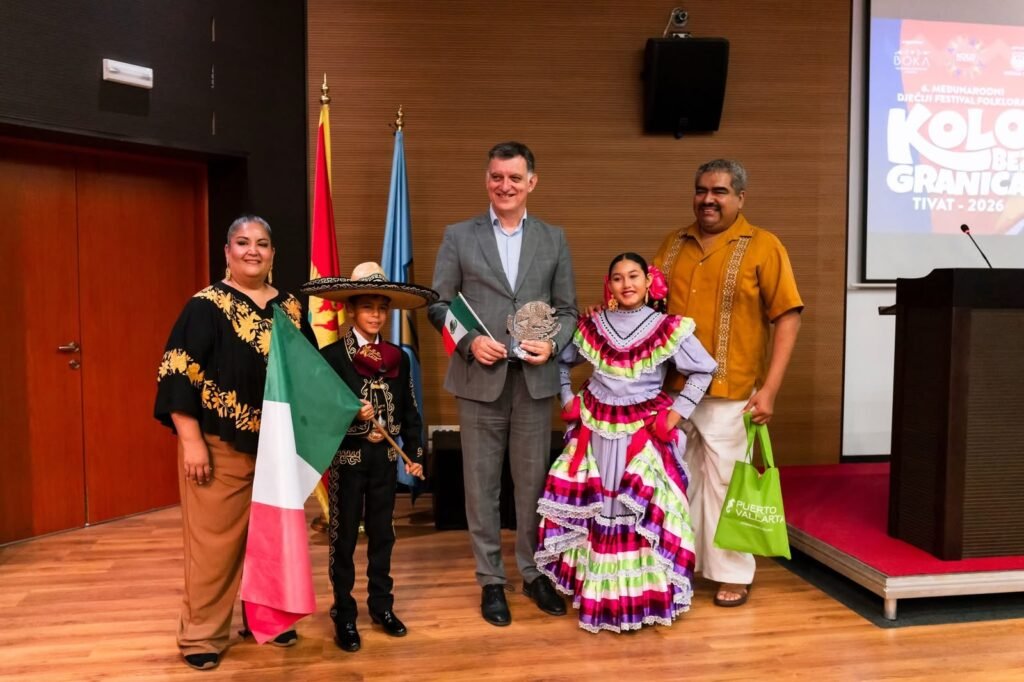 Vallarta Azteca Infantil Conquista Europa con Orgullo 4 Directores de Vallarta Azteca y ninos bailarines reciben reconocimiento y trofeo internacional oficial de autoridades de Tivat.