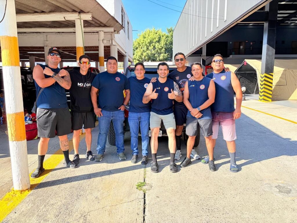 Bomberos Puerto Vallarta Triunfan en Copa Jalisco 2026 4 Elementos de rescate de Puerto Vallarta en ropa deportiva de concentración en el patio de maniobras antes de iniciar las pruebas operativas.