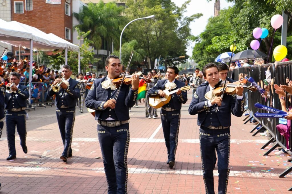 Turismo MICE en Guadalajara: Auge 2026 1 Desfile de músicos tocando violines durante el tradicional Encuentro Internacional del Mariachi, evento clave en Jalisco.