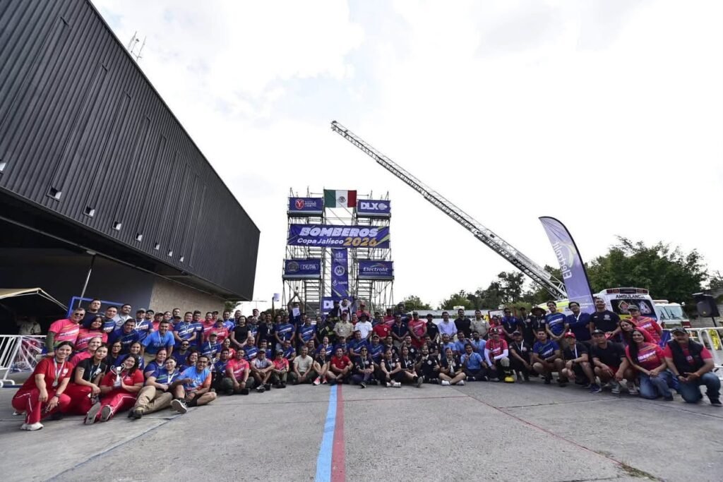 Bomberos Puerto Vallarta Triunfan en Copa Jalisco 2026 5 Fotografía panorámica grupal con todos los cuerpos de bomberos y unidades de rescate participantes en el evento estatal Bomberos Copa Jalisco 2026.