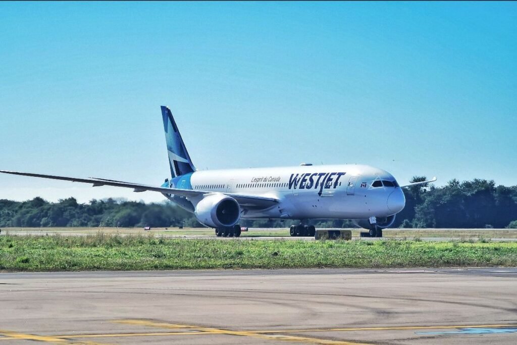 Vuelos a Puerto Vallarta: WestJet Anuncia Histórico Aumento 2 Avión Boeing de la aerolínea WestJet en rodaje tras completar uno de los vuelos a Puerto Vallarta desde el oeste de Canadá.