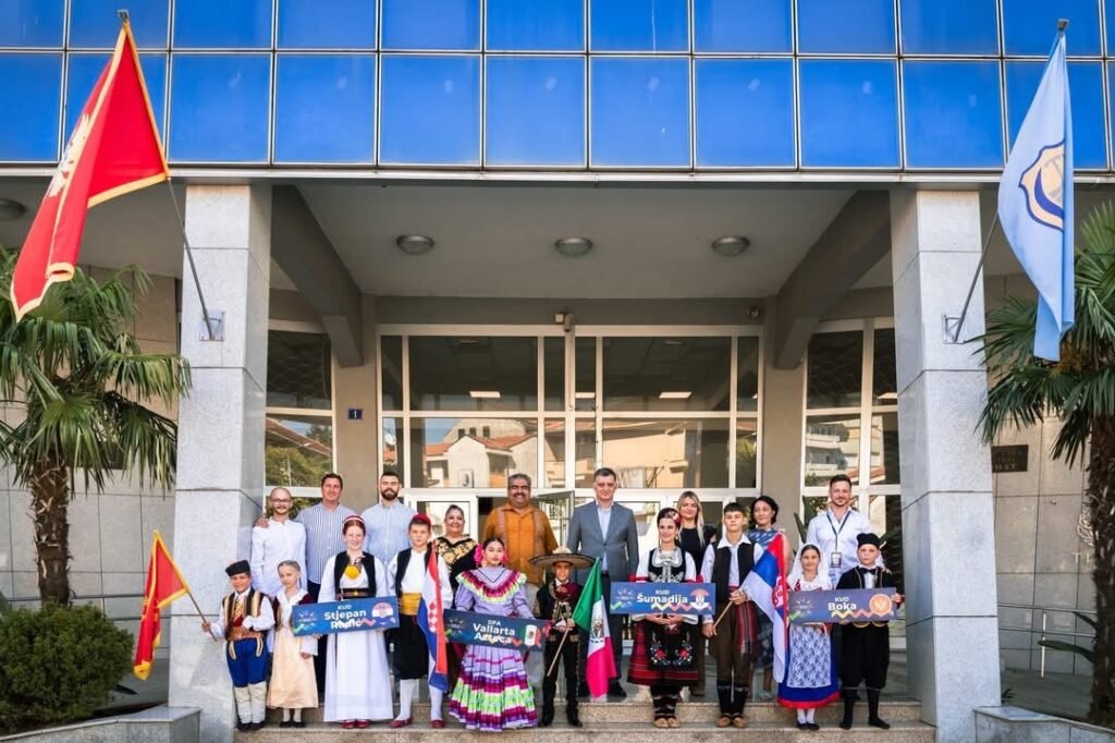 Vallarta Azteca Infantil Conquista Europa con Orgullo 3 Ninos de Vallarta Azteca conviven con delegaciones de Serbia Croacia y Montenegro en intercambio cultural internacional.