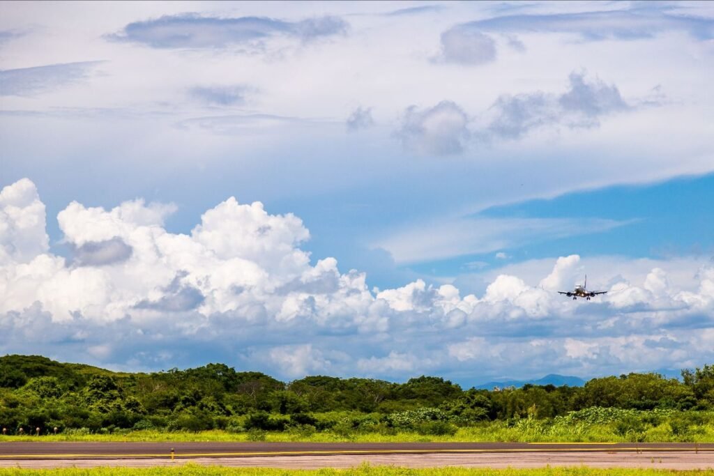 Vuelos a Puerto Vallarta: WestJet Anuncia Histórico Aumento 1 Aeronave en aproximación final sobrevolando las montañas hacia el aterrizaje de los vuelos a Puerto Vallarta en la Bahía de Banderas.