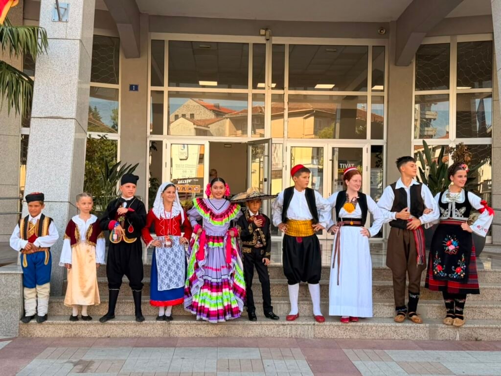 Vallarta Azteca Infantil Conquista Europa con Orgullo 8 Bailarines infantiles de Jalisco junto a ninos de Croacia y Serbia luciendo trajes tipicos tradicionales en Montenegro.