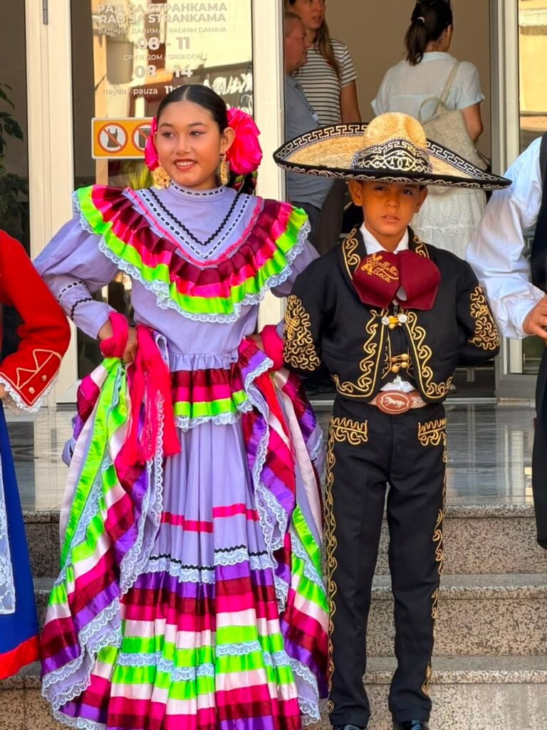 Vallarta Azteca Infantil Conquista Europa con Orgullo 5 Bailarines infantiles de folclor jalisciense en Europa portando traje charro de gala negro y vestido tipico color lavanda.
