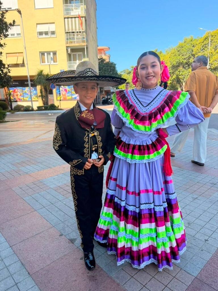 Vallarta Azteca Infantil Conquista Europa con Orgullo 9 Pareja de ninos vallartenses vestidos de charro y traje tapatio lavanda en las calles de Tivat Montenegro.