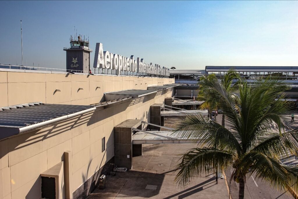 Vuelos a Puerto Vallarta: WestJet Anuncia Histórico Aumento 4 Fachada exterior y pasillos del Aeropuerto Internacional con palmeras recibiendo a los pasajeros de vuelos a Puerto Vallarta.