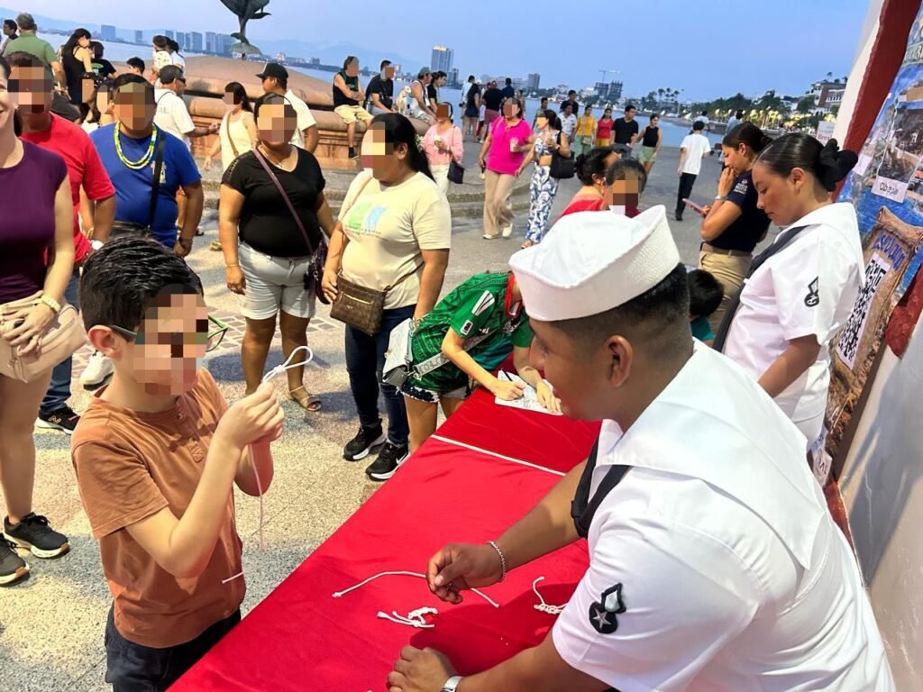 Noche de Museos Puerto Vallarta: Éxito Cultural Increíble 4 Con paciencia y dedicación, los marinos compartieron sus conocimientos técnicos con las nuevas generaciones.