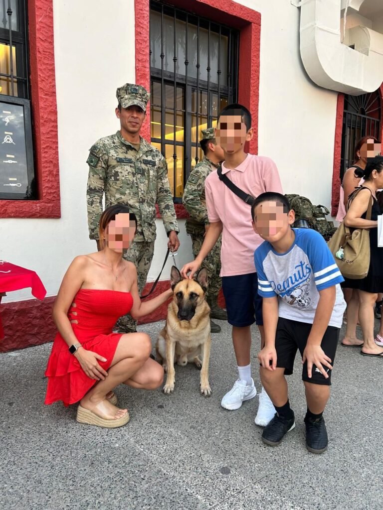 Noche de Museos Puerto Vallarta: Éxito Cultural Increíble 2 Binomio canino de la Marina conviviendo con una familia en el Museo Naval de Jalisco.