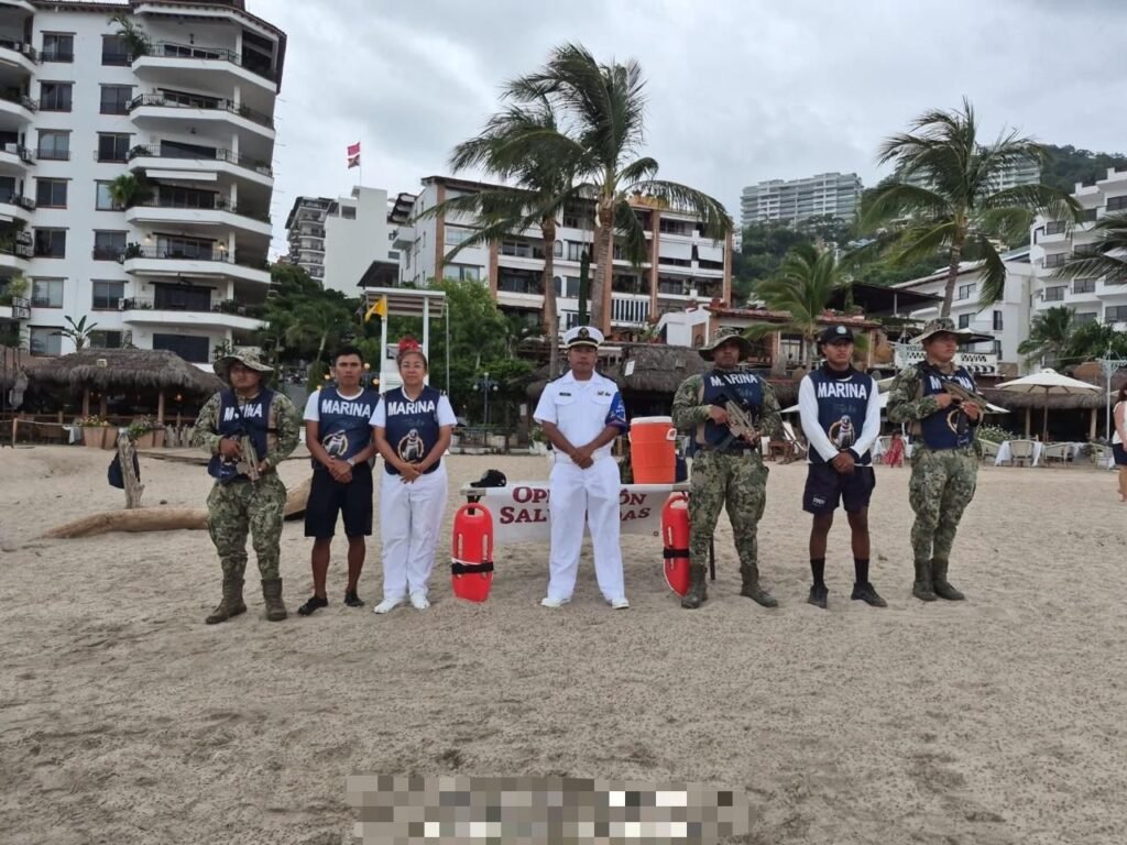 Operación Salvavidas Verano 2026: Éxito Total en Playas 1 Personal de infantería, médicos de Sanidad Naval y salvavidas de la Décima Segunda Zona Naval en el módulo de atención en la playa de Puerto Vallarta.
