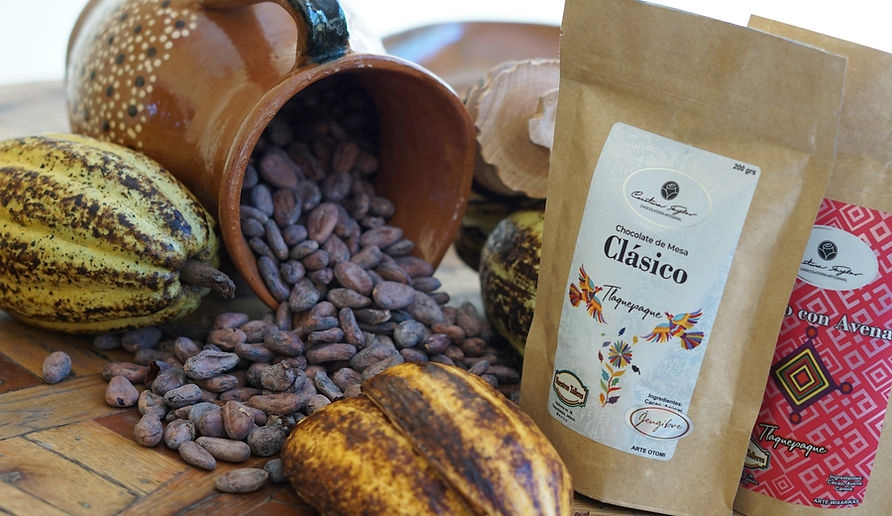 Día Internacional del Chocolate en Jalisco 2026: Rutas Top 1 Semillas de cacao mexicano derramadas de jarro de barro junto a empaques de chocolate artesanal de mesa Cristina Taylor en Tlaquepaque Jalisco.
