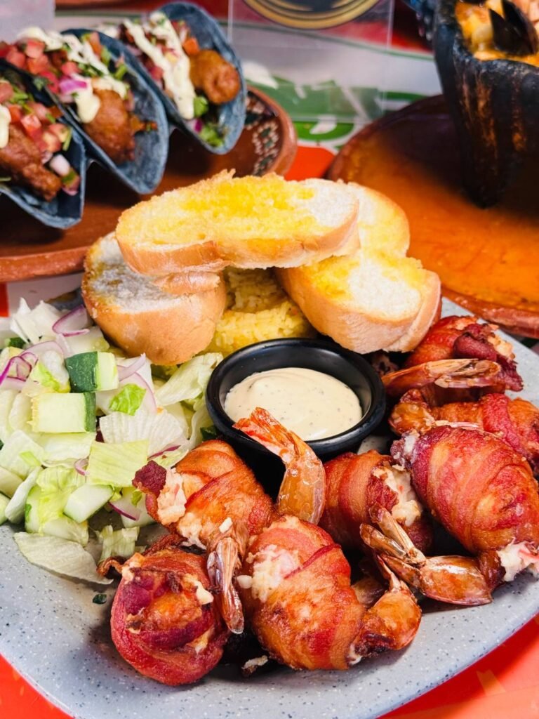 Mariscos Vida Mar Puerto Vallarta: Frescura Colosal y Sabor a Fuego 8 Camarones Mermaid rellenos de pulpa de jaiba tierna y queso, envueltos en tocino ahumado crujiente.