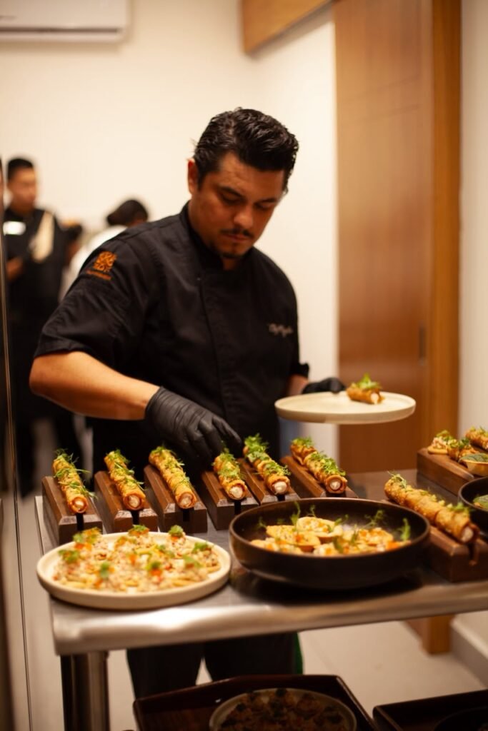 Chef montando canapés y rollos salados gourmet para los asistentes durante la recepción de inauguración de Natisa Fluvial.