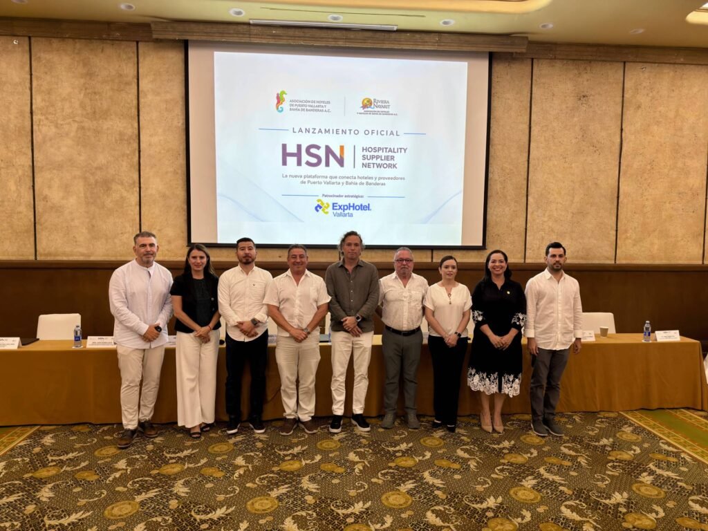 Fotografía oficial del presídium y líderes empresariales reunidos en la presentación de la plataforma HSN en Puerto Vallarta.