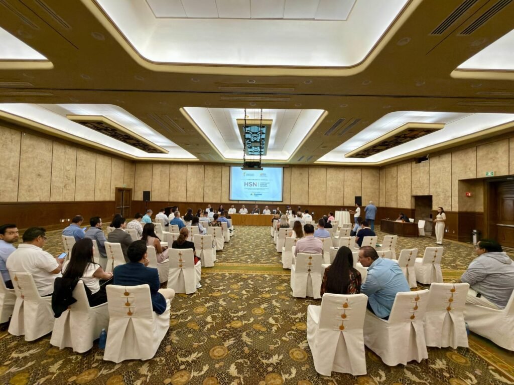 Conferencia de prensa en Velas Vallarta con directivos hoteleros y medios de comunicación convocados por la proveeduría hotelera en Puerto Vallarta.