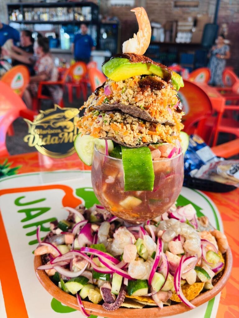 Mariscos Vida Mar Puerto Vallarta: Frescura Colosal y Sabor a Fuego 1 Copa Vida Mar de 1.2 kilos con camarón, pulpo, callo de hacha y tostadas de ceviche en Puerto Vallarta.