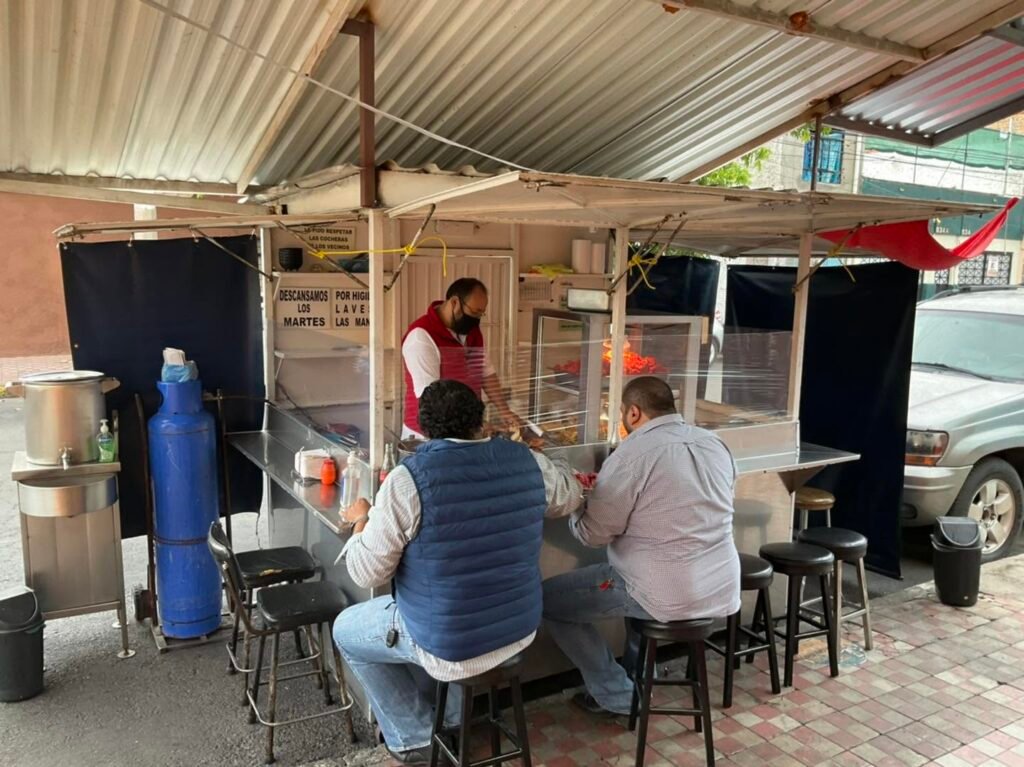 Día de la Torta Ahogada 2026: Tradición y Sabor en Jalisco 4 Clientes disfrutando de las legendarias tortas ahogadas y el destruido en el icónico puesto callejero El Profe Jiménez en Guadalajara.