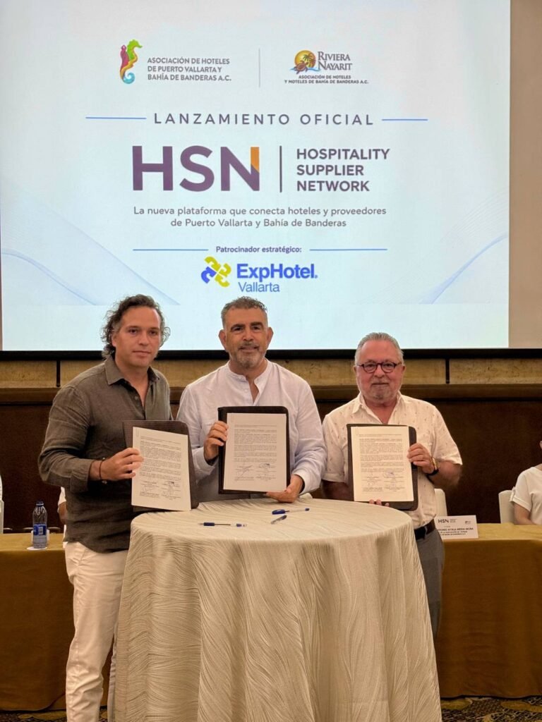 Marco Antonio Vidal de ExpHotel, Abel Villa y José Antonio Ayala firman convenio de alianza para la proveeduría hotelera en Puerto Vallarta.