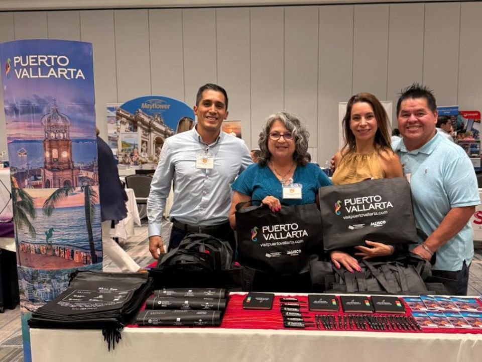 Equipo de hoteleros y representantes entregando kits de Puerto Vallarta a agentes de viajes.