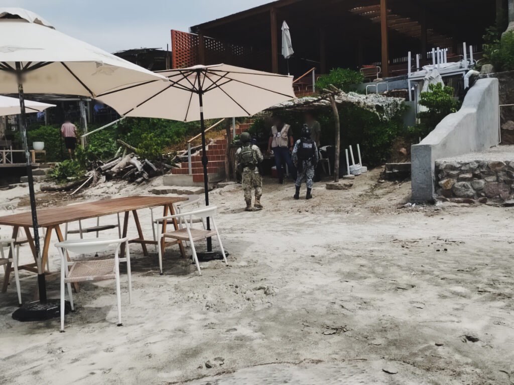 Operativo en Playa Careyeros: Profepa recupera la ZOFEMAT 1 Elementos de Guardia Nacional y personal de Profepa inspeccionando el área de playa y restaurantes en Punta de Mita, Bahía de Banderas.