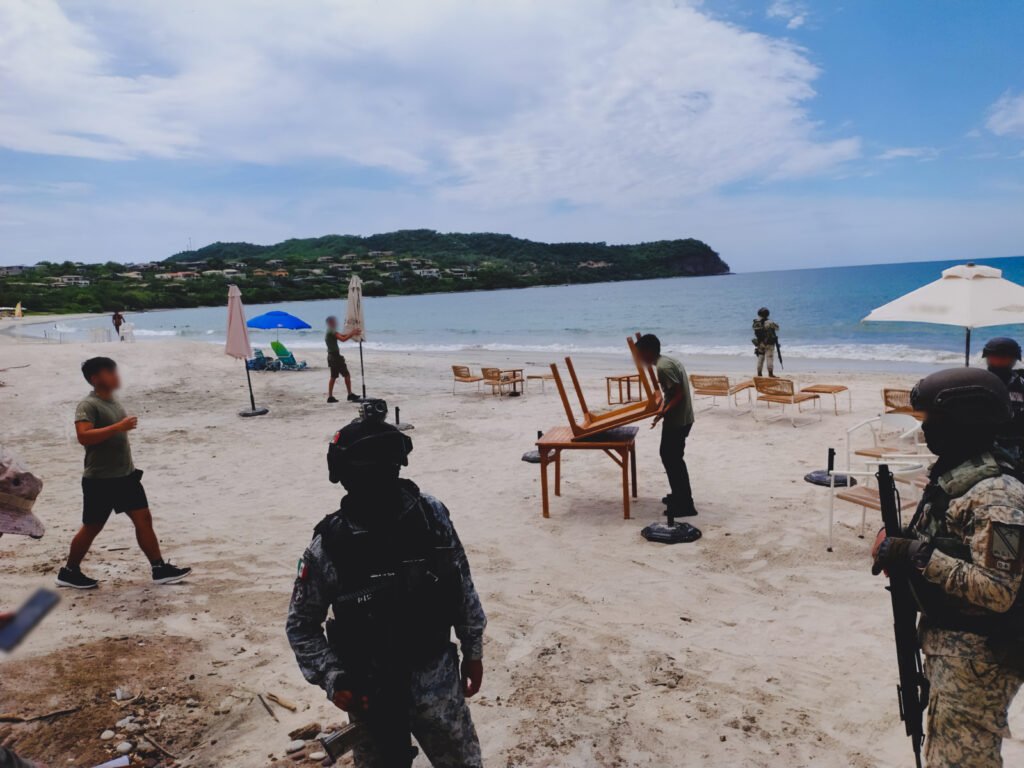 Operativo en Playa Careyeros: Profepa recupera la ZOFEMAT 4 Vista panorámica de elementos de seguridad y trabajadores levantando mobiliario para garantizar el libre acceso en Playa Careyeros, Nayarit.