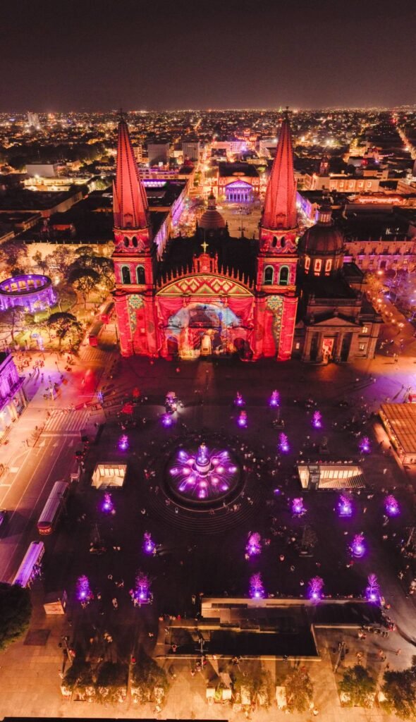 Día de la Torta Ahogada 2026: Tradición y Sabor en Jalisco 7 Espectáculo nocturno de iluminación y mapping arquitectónico proyectado sobre la fachada principal de la Catedral de Guadalajara.