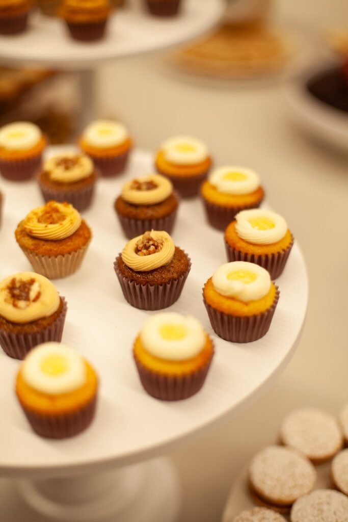 Mesa de degustación dulce con alfajores, brownies artesanales y pastelillos en el centro de horneado y producción de Natisa Vallarta.