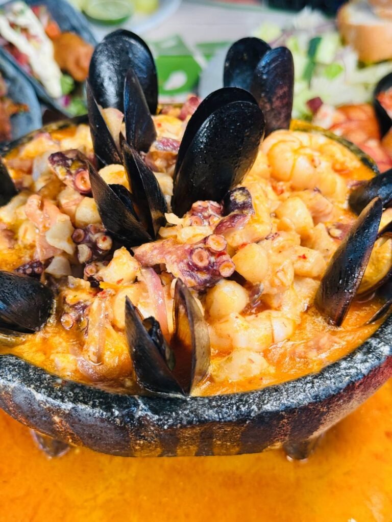 Mariscos Vida Mar Puerto Vallarta: Frescura Colosal y Sabor a Fuego 6 Molcajete Vida Exprés hirviendo con mariscos, mejillones y costra de queso manchego fundido.