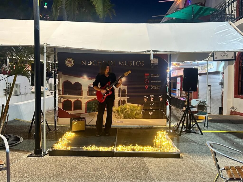 Noche de Museos Puerto Vallarta: Éxito Cultural Increíble 5 Joven guitarrista tocando en vivo durante la noche cultural organizada por la Armada de México.