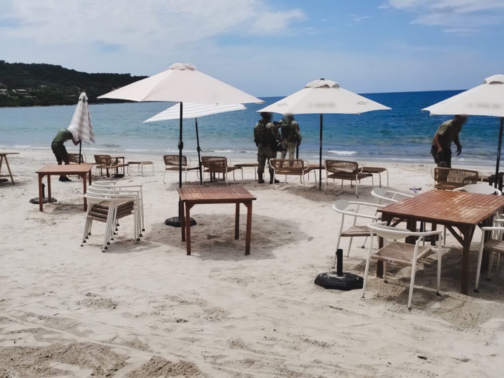 Operativo en Playa Careyeros: Profepa recupera la ZOFEMAT 2 Retiro de sombrillas, sillas y mesas de alquiler no autorizadas sobre la arena blanca de Playa Careyeros frente al mar de Bahía de Banderas.