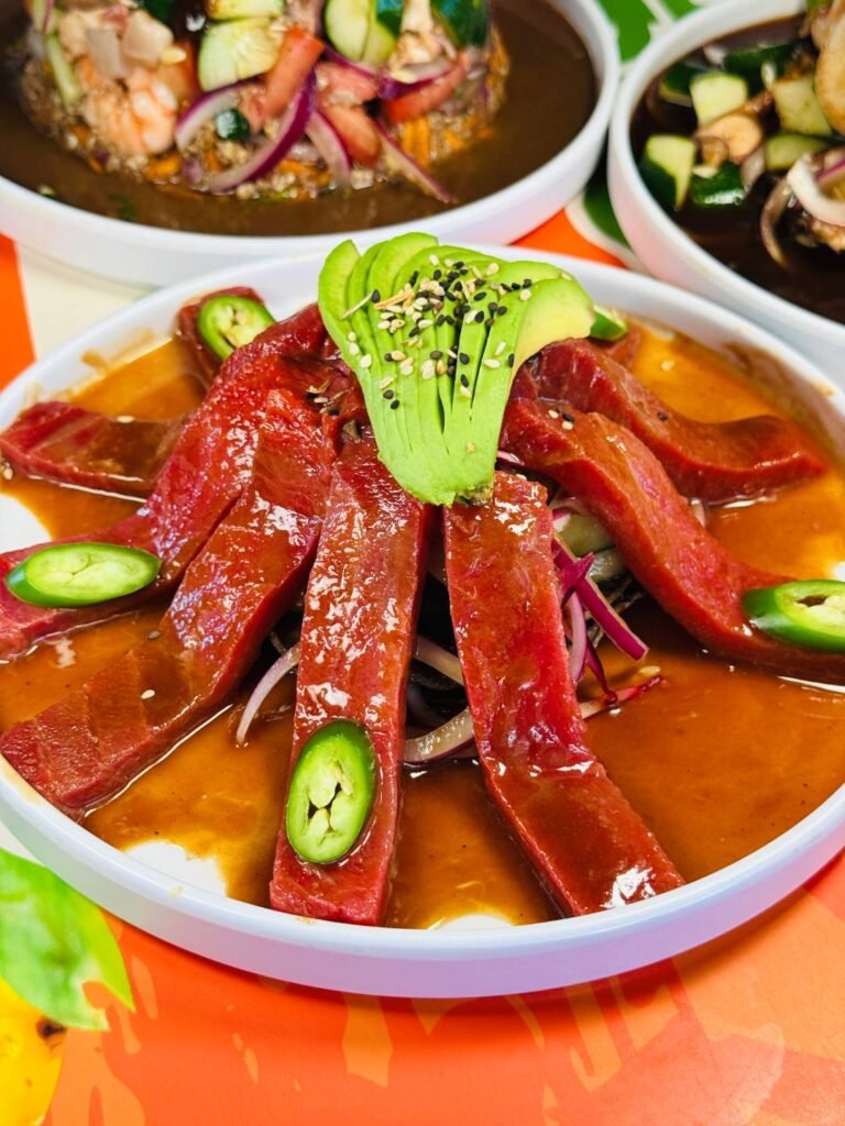 Mariscos Vida Mar Puerto Vallarta: Frescura Colosal y Sabor a Fuego 2 Tachimi del Mar con láminas de atún aleta amarilla fresco sobre pepino y emulsión agridulce.